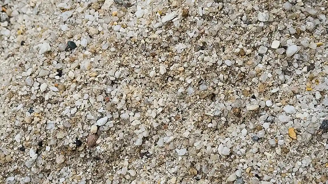 Feiner Recyclingsand von oben fotografiert.