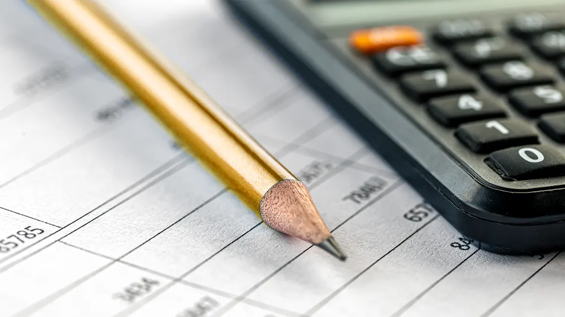 Schüttgut-Rechner, Menge berechnen Bild zeigt Blatt mit Tabelle, Bleistift und Rechner.