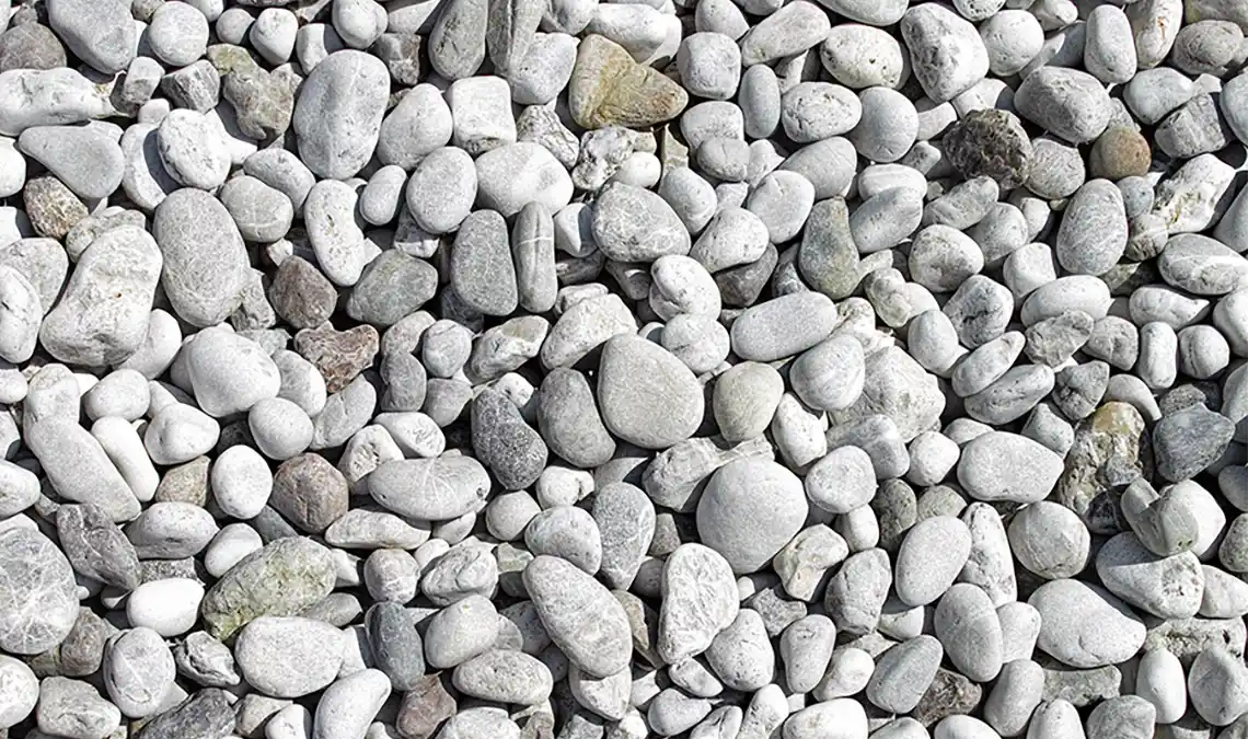 Kies, Bild zeigt Frontalaufnahme von Kies, mehrere hundert Steine.